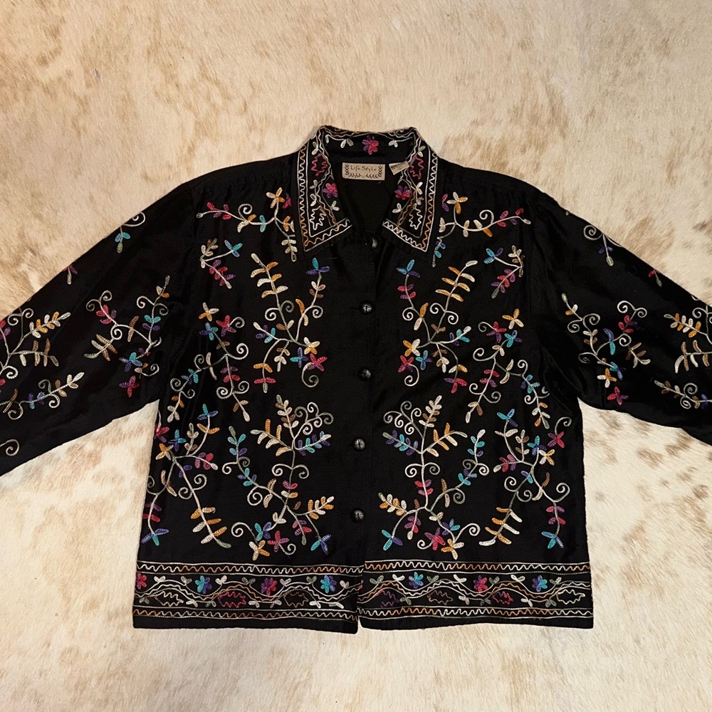Black Floral Embroidered Light Jacket - Picture 3 of 4